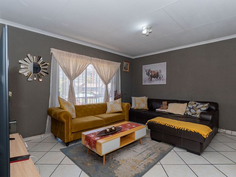 lock-up-and-go unit with Garage and 24/7 security - Photo 3