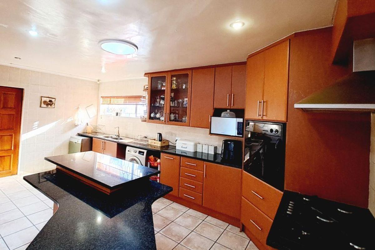 Upmarket 4 Bedroom family home with Exquisite views invites comfort and elegance - Photo 3