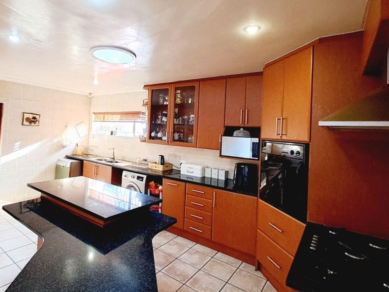 Upmarket 4 Bedroom family home with Exquisite views invites comfort and elegance - Photo 3