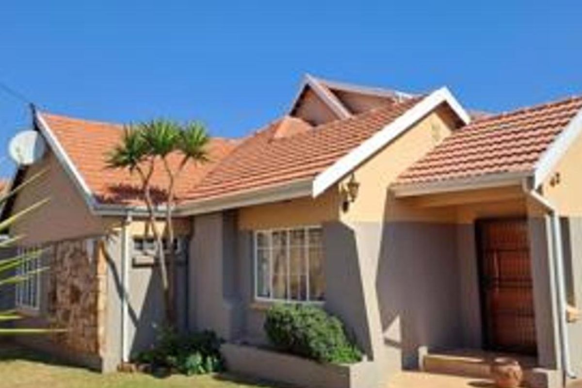 Upmarket 4 Bedroom family home with Exquisite views invites comfort and elegance - Photo 2