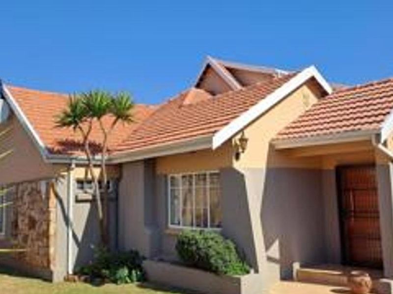 Upmarket 4 Bedroom family home with Exquisite views invites comfort and elegance - Photo 2