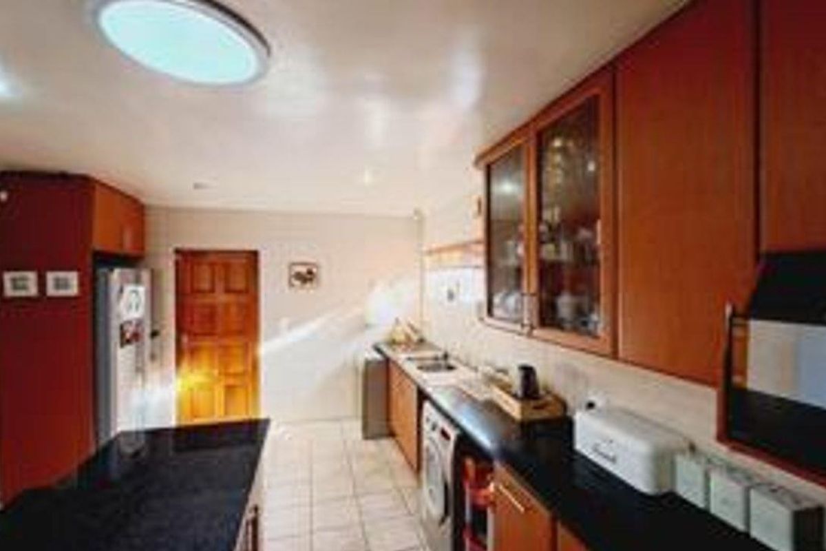 Upmarket 4 Bedroom family home with Exquisite views invites comfort and elegance - Photo 4