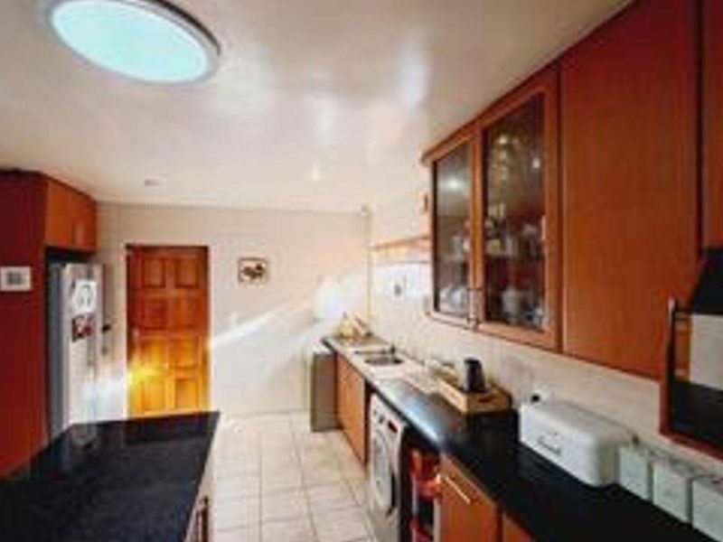 Upmarket 4 Bedroom family home with Exquisite views invites comfort and elegance - Photo 4