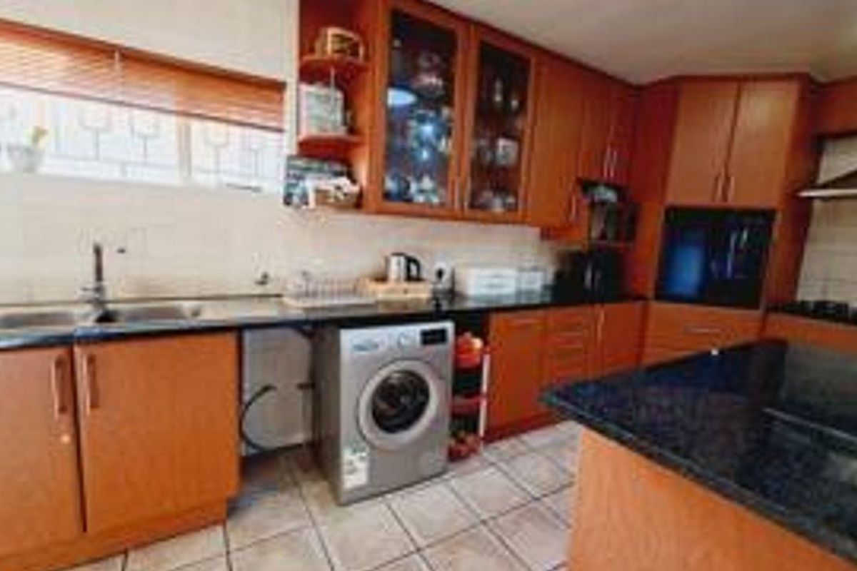 Upmarket 4 Bedroom family home with Exquisite views invites comfort and elegance - Photo 5