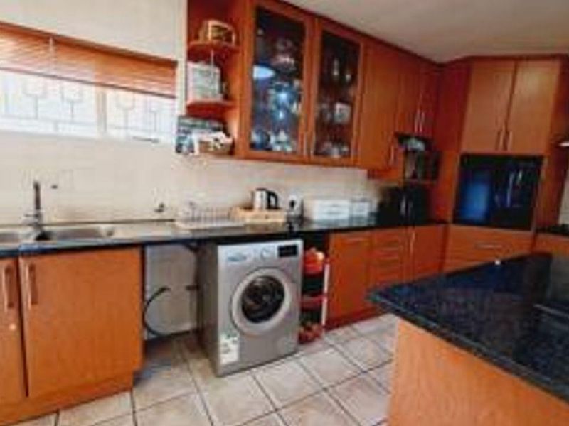 Upmarket 4 Bedroom family home with Exquisite views invites comfort and elegance - Photo 5