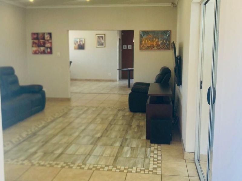 Upmarket 4 Bedroom family home with Exquisite views invites comfort and elegance - Photo 8