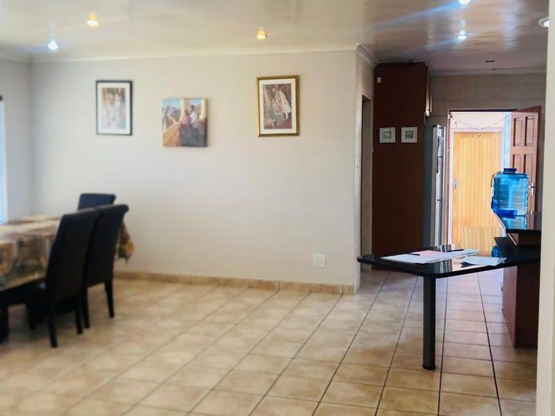 Upmarket 4 Bedroom family home with Exquisite views invites comfort and elegance - Photo 9