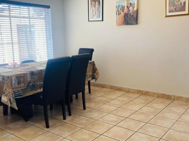 Upmarket 4 Bedroom family home with Exquisite views invites comfort and elegance - Photo 10