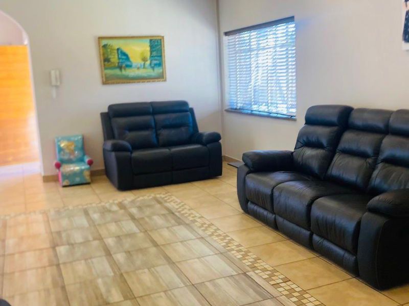 Upmarket 4 Bedroom family home with Exquisite views invites comfort and elegance - Photo 6