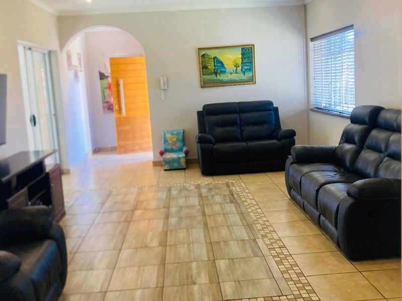 Upmarket 4 Bedroom family home with Exquisite views invites comfort and elegance - Photo 7