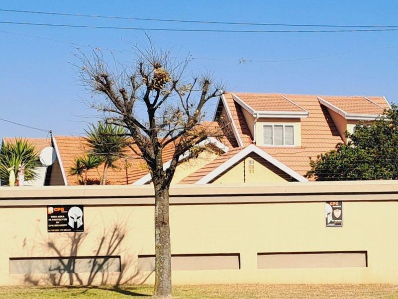 Upmarket 4 Bedroom family home with Exquisite views invites comfort and elegance - Photo 1