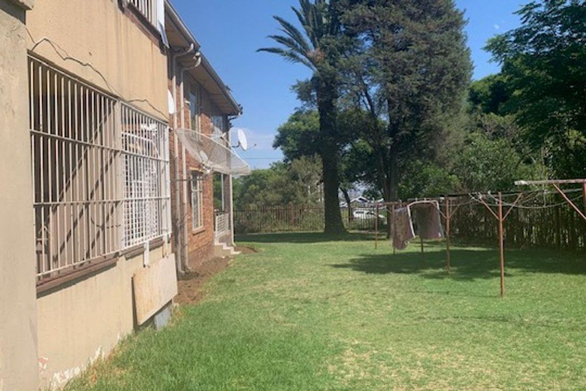 CROWN GARDENS - Photo 2