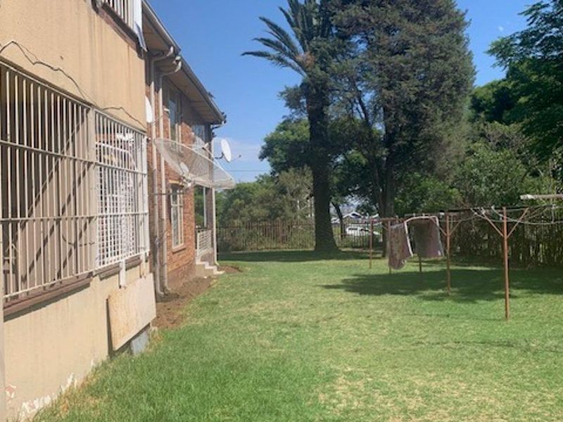 CROWN GARDENS - Photo 2