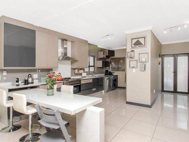 3 Bedroom Duplex in Bryanston - Photo 9