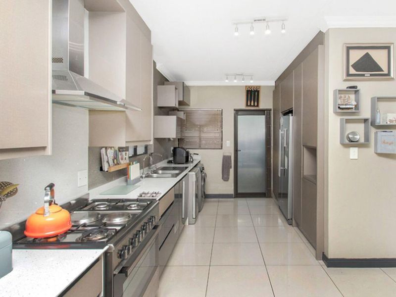 3 Bedroom Duplex in Bryanston - Photo 10