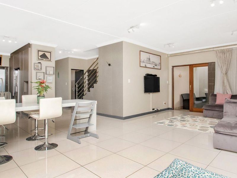 3 Bedroom Duplex in Bryanston - Photo 8