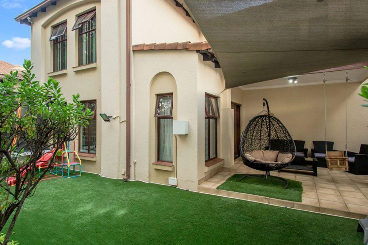 3 Bedroom Duplex in Bryanston - Photo 2