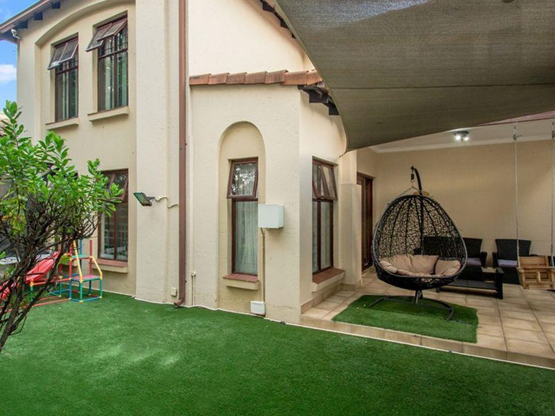 3 Bedroom Duplex in Bryanston - Photo 2