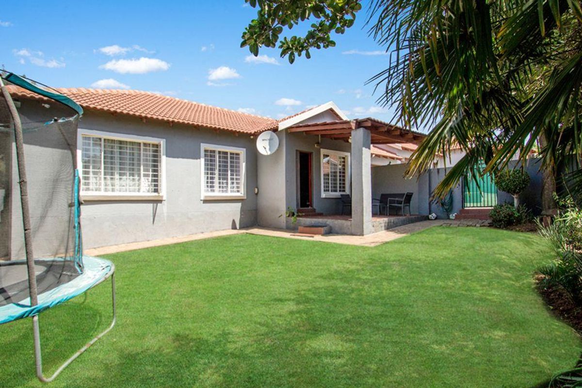 3 Bedroom Town house in Northgate - Photo 2