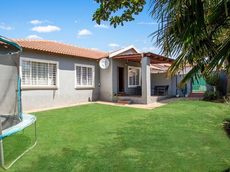 3 Bedroom Town house in Northgate - Photo 2