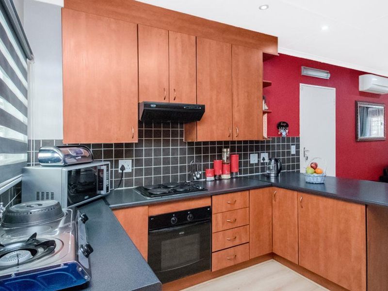 3 Bedroom Town house in Northgate - Photo 8