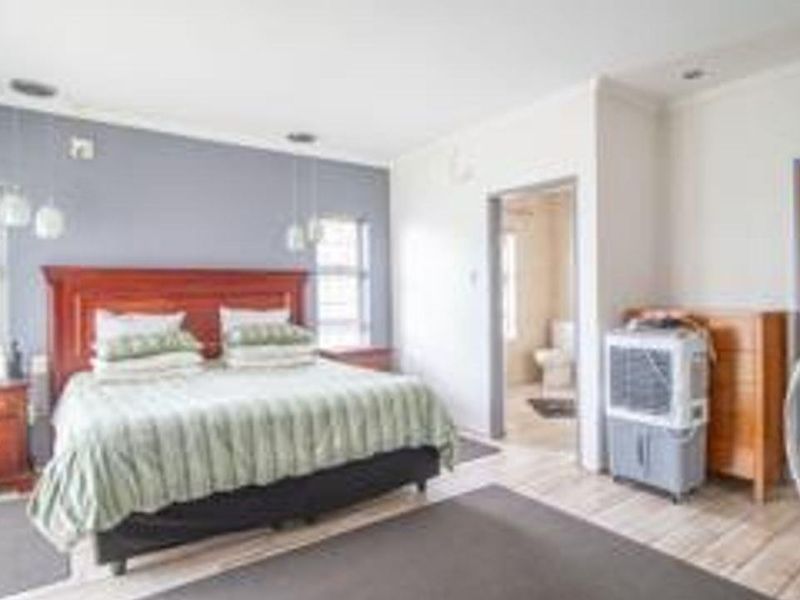 A truly immaculate move-in ready home with great security, cottage and pool!!! - Photo 10