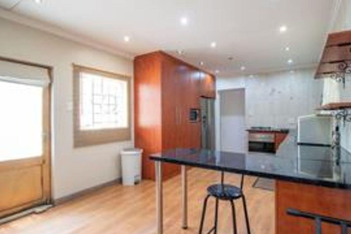 A truly immaculate move-in ready home with great security, cottage and pool!!! - Photo 2