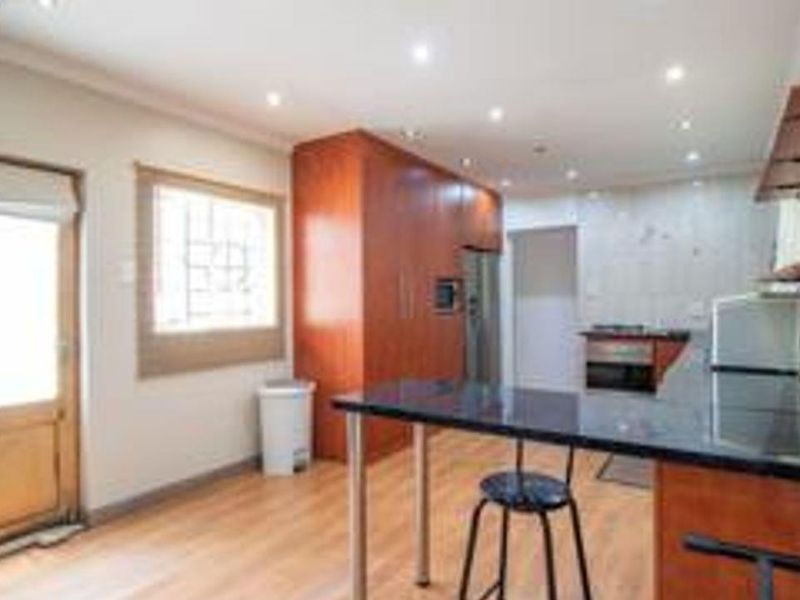 A truly immaculate move-in ready home with great security, cottage and pool!!! - Photo 2