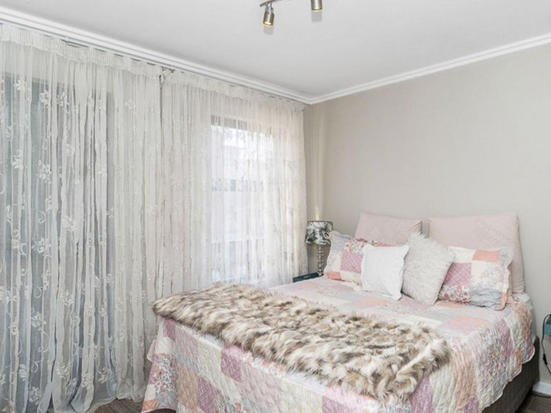 This exceptional 3-bedroom Charming Lock Up n Go PET FRIENDLY Apartment! - Photo 6