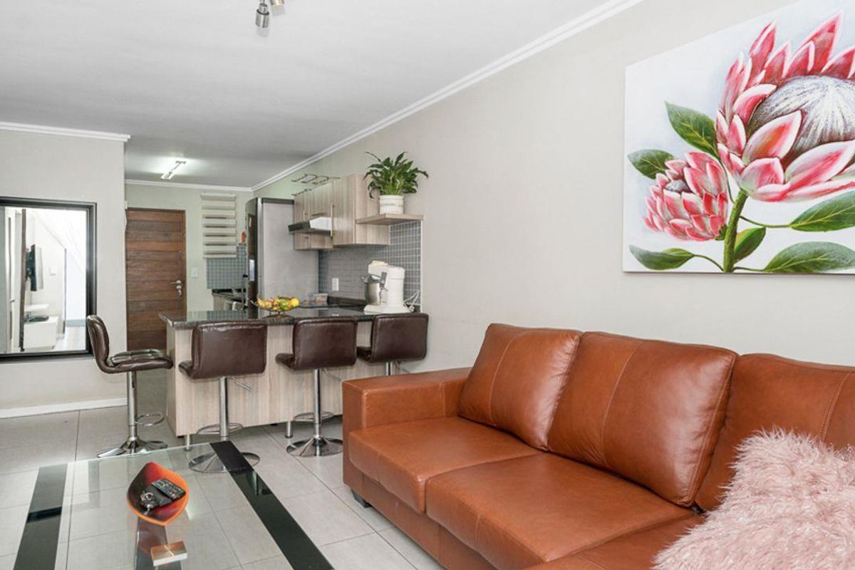 This exceptional 3-bedroom Charming Lock Up n Go PET FRIENDLY Apartment! - Photo 2