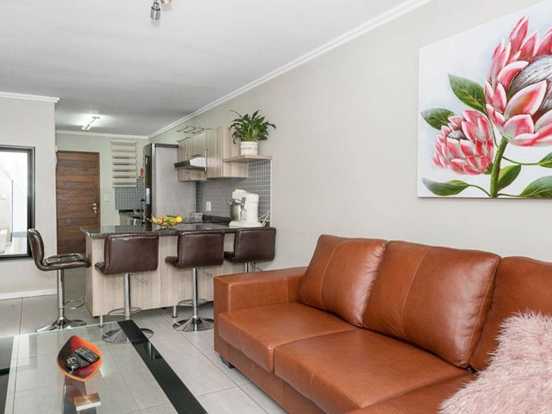 This exceptional 3-bedroom Charming Lock Up n Go PET FRIENDLY Apartment! - Photo 2