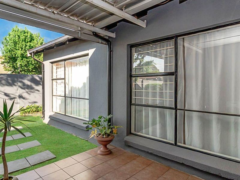 Large 2 bedroom townhouse for sale in the ever popular Florida Lake. - Photo 2