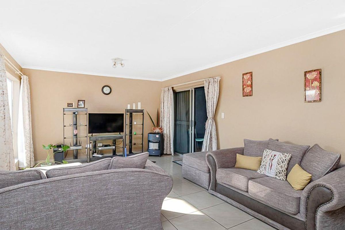 Large 2 bedroom townhouse for sale in the ever popular Florida Lake. - Photo 4