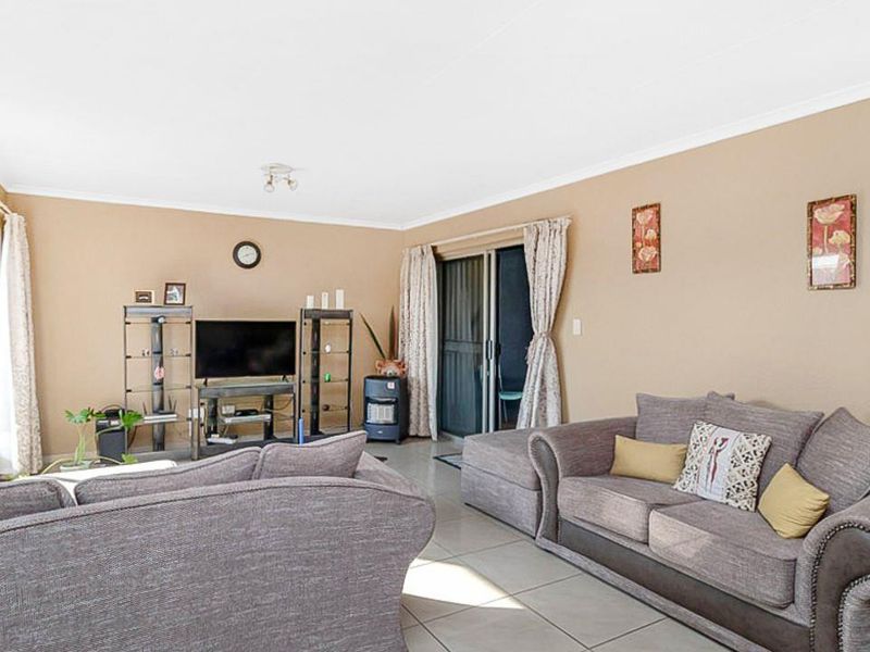 Large 2 bedroom townhouse for sale in the ever popular Florida Lake. - Photo 4