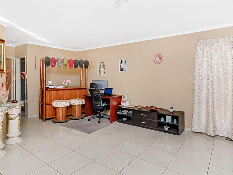 Large 2 bedroom townhouse for sale in the ever popular Florida Lake. - Photo 10