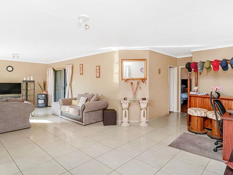 Large 2 bedroom townhouse for sale in the ever popular Florida Lake. - Photo 8