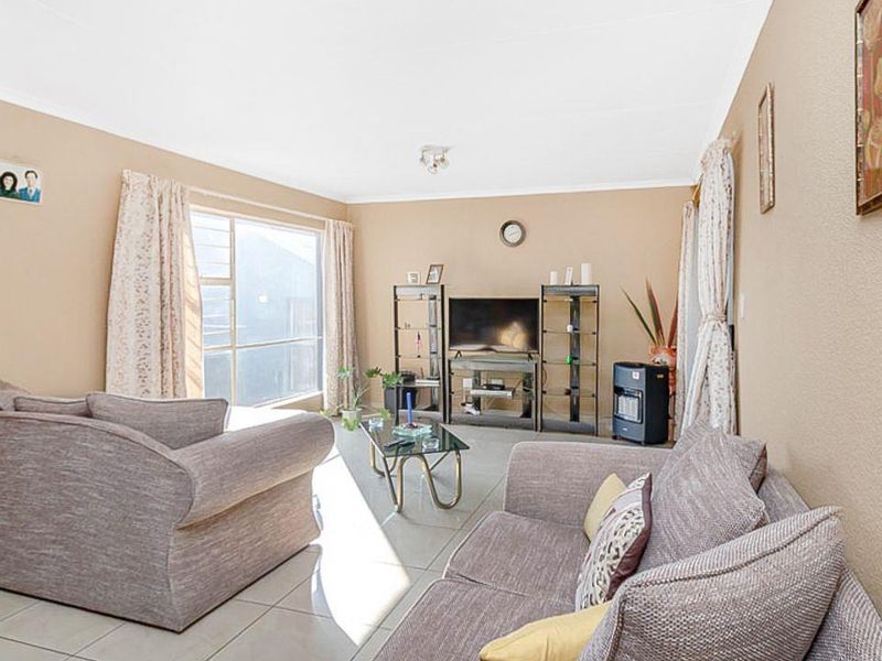 Large 2 bedroom townhouse for sale in the ever popular Florida Lake. - Photo 3