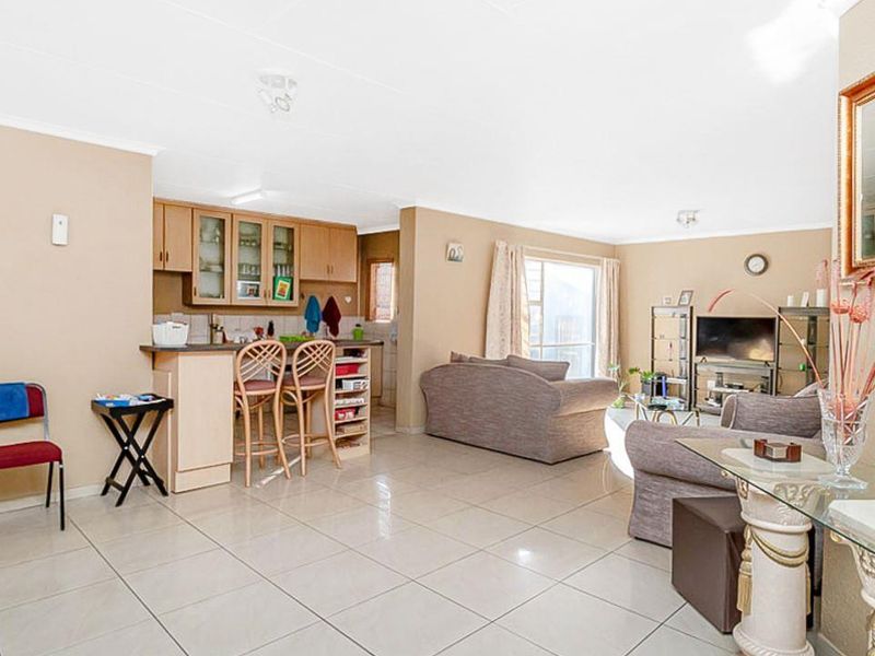 Large 2 bedroom townhouse for sale in the ever popular Florida Lake. - Photo 9