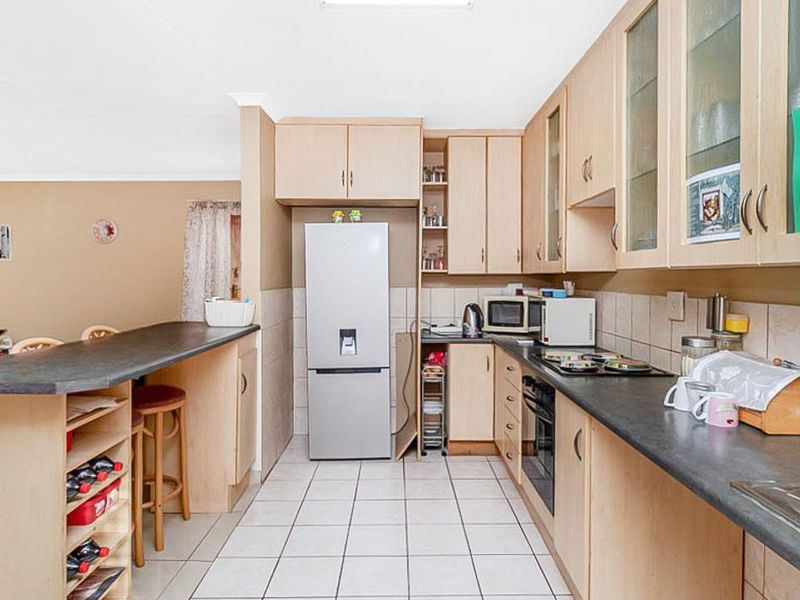 Large 2 bedroom townhouse for sale in the ever popular Florida Lake. - Photo 7