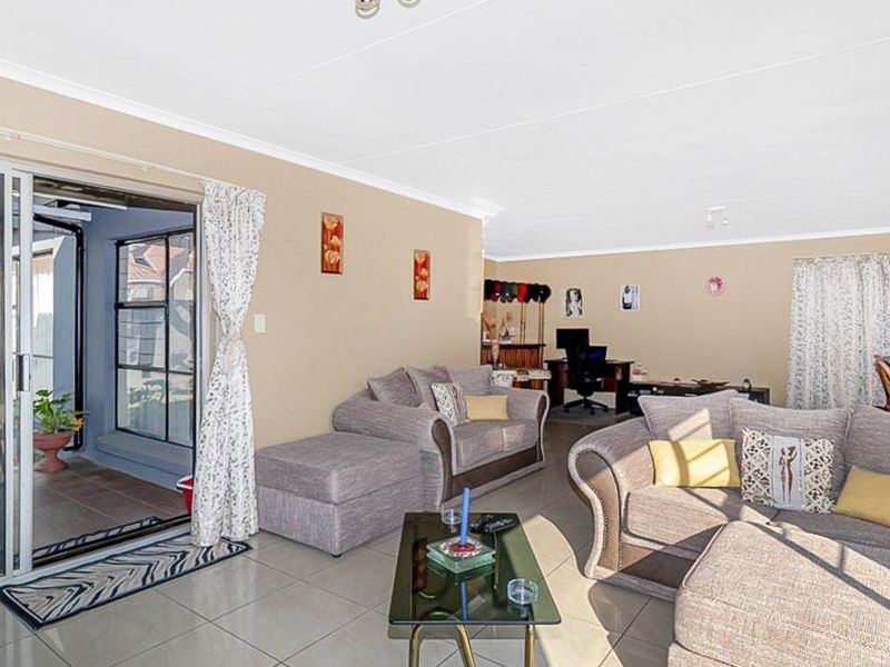 Large 2 bedroom townhouse for sale in the ever popular Florida Lake. - Photo 5