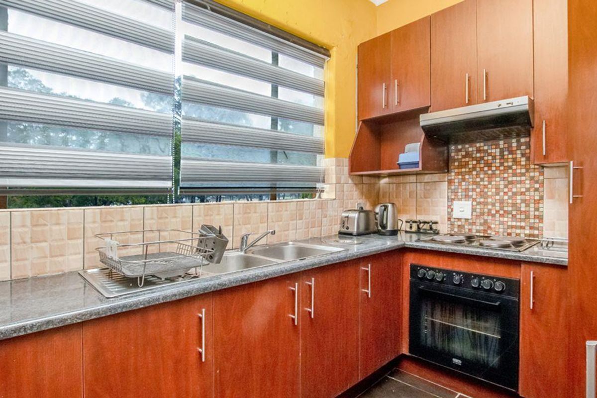 Lovely 2 bedroom apartment for sale in the popular Florida suburb. - Photo 2