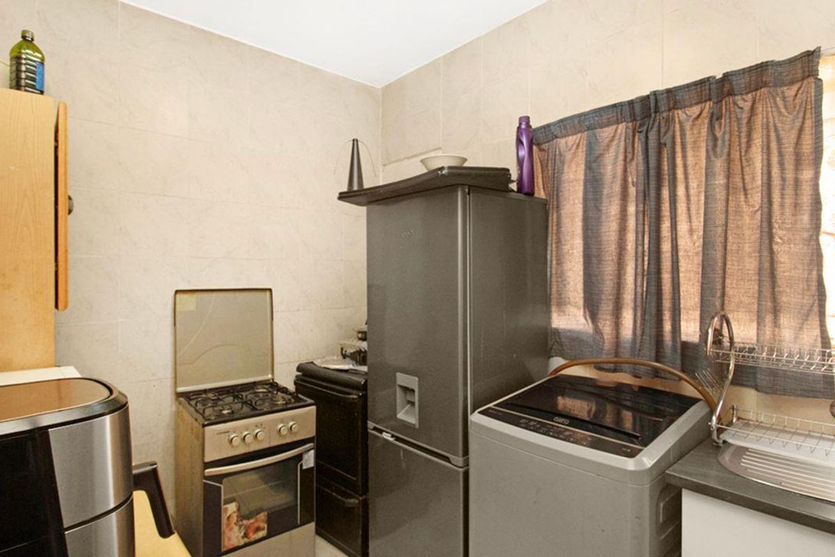 Lovely two bedroom townhouse for sale in Windsor East. - Photo 2