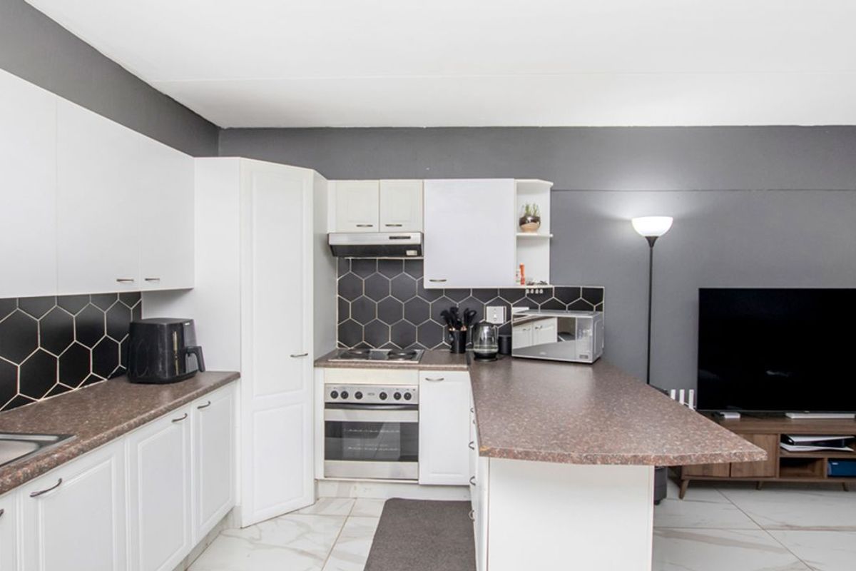 Modern apartment living in the heart of Constantia Kloof. - Photo 5