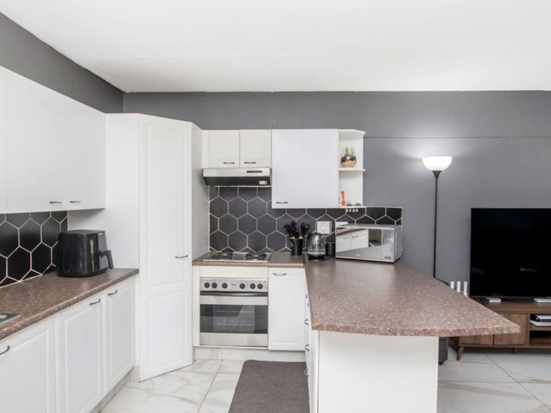 Modern apartment living in the heart of Constantia Kloof. - Photo 5