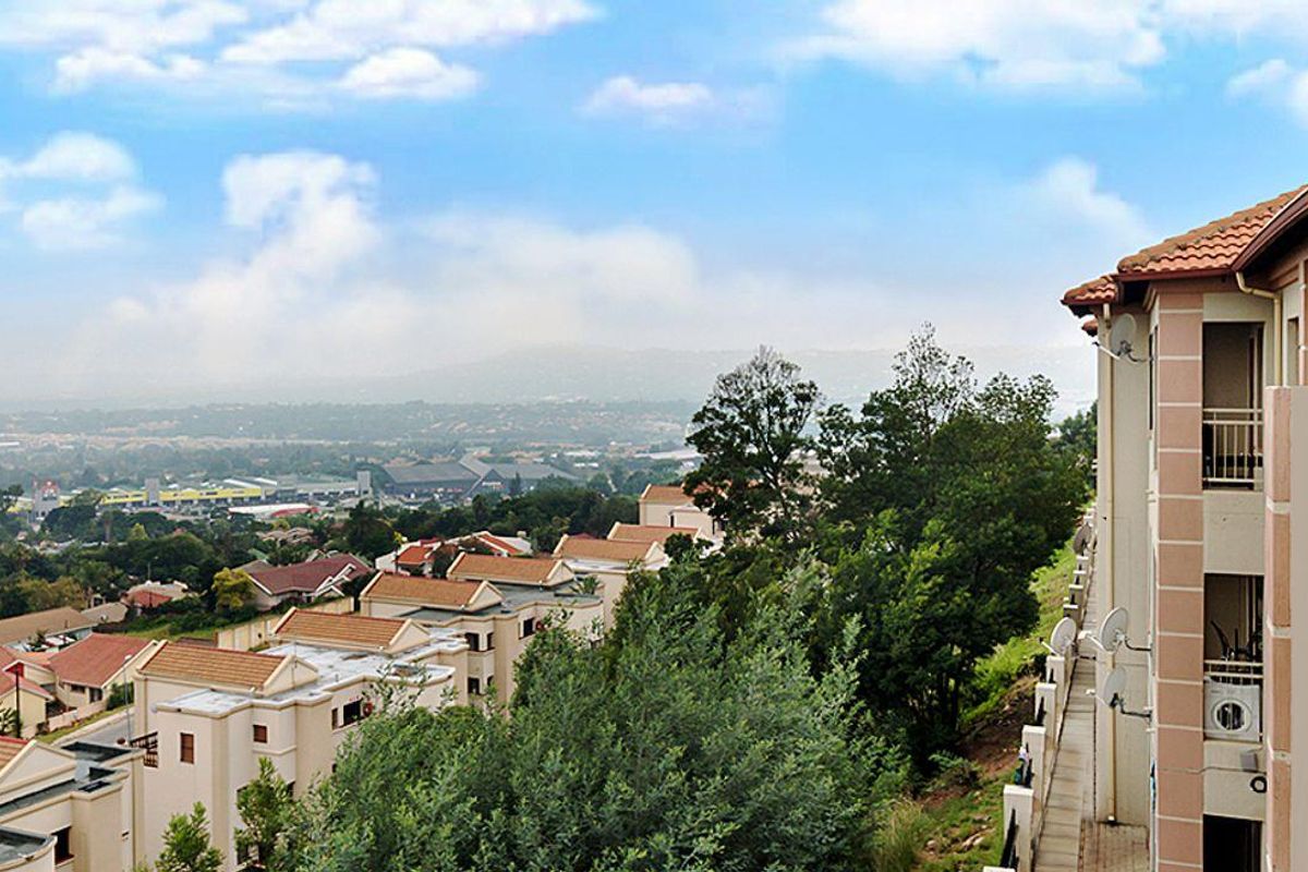 Modern apartment living in the heart of Constantia Kloof. - Photo 3