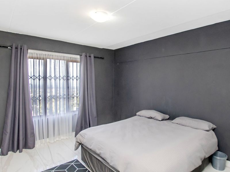 Modern apartment living in the heart of Constantia Kloof. - Photo 9