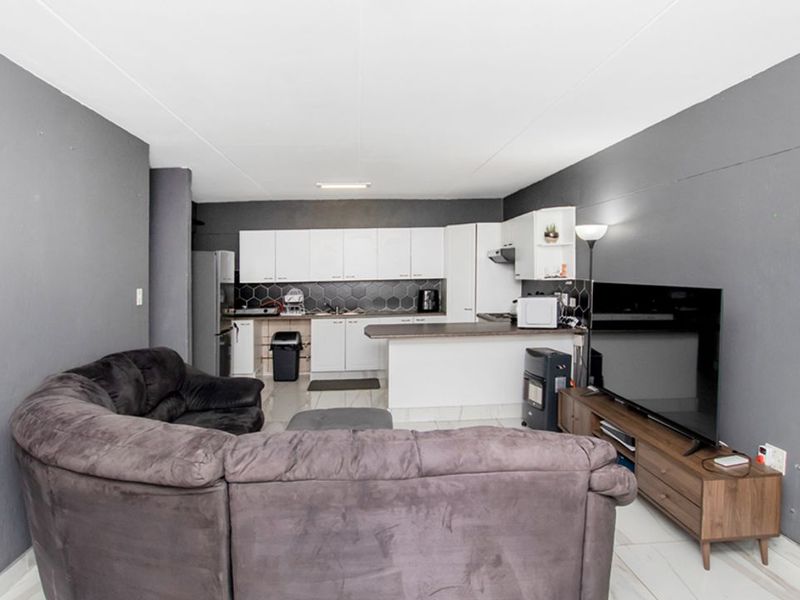 Modern apartment living in the heart of Constantia Kloof. - Photo 8