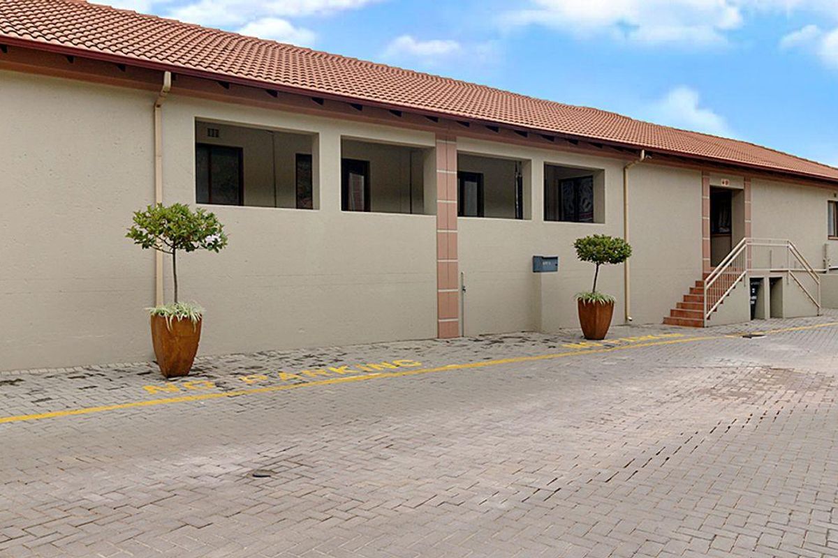 Modern apartment living in the heart of Constantia Kloof. - Photo 2