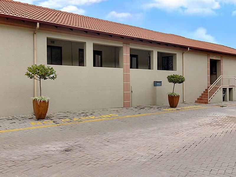 Modern apartment living in the heart of Constantia Kloof. - Photo 2