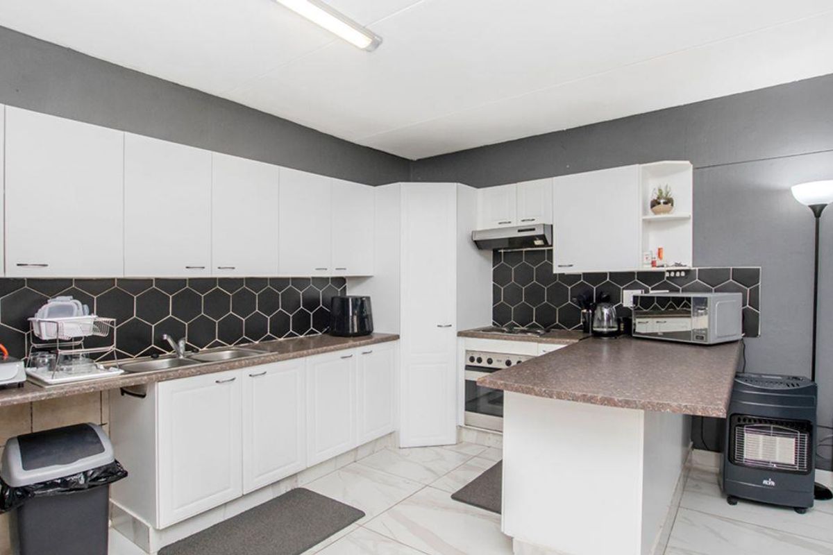 Modern apartment living in the heart of Constantia Kloof. - Photo 4